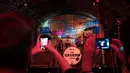 Wisatawan mengambil gammbar panggung yang biasanya tempat The Beatles bermain di Cavern Club, Liverpool, Inggris, (16/8). Warga Liverpool Peringati 50 tahun terakhir kali The Beatles melakukan konser di kota asal mereka ini. (REUTERS/Phil Noble)