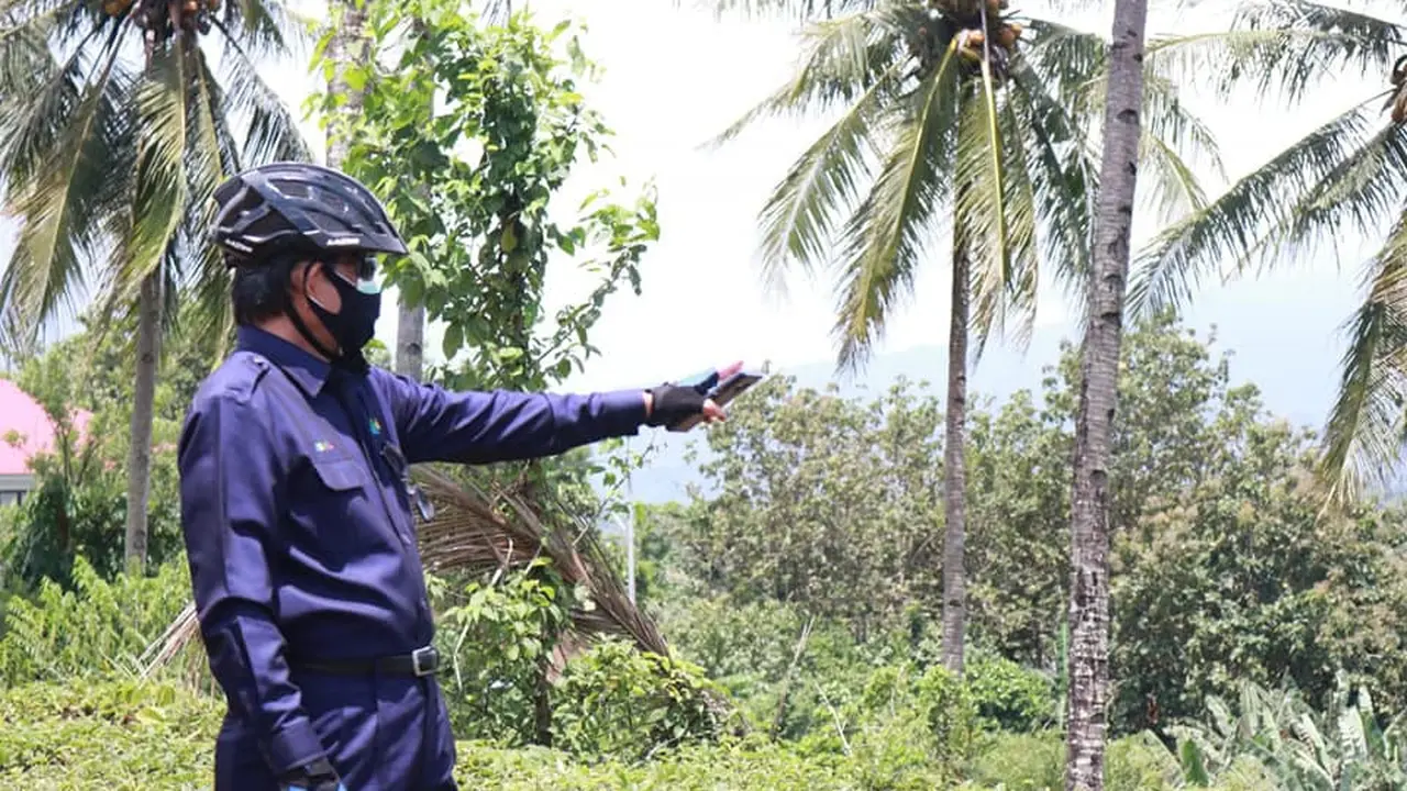 Wali Kota Manado GS Vicky Lumentut menunjukan lokasi lahan pekuburan khusus jenasah pasien Covid-19 di Kaiwatu, Kecamatan Mapanget, Manado.