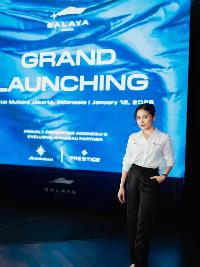 Dengan Gaya Smart Casual, Outfit Prilly Latuconsina Ini Bak Pancarkan Pesona Independent Women