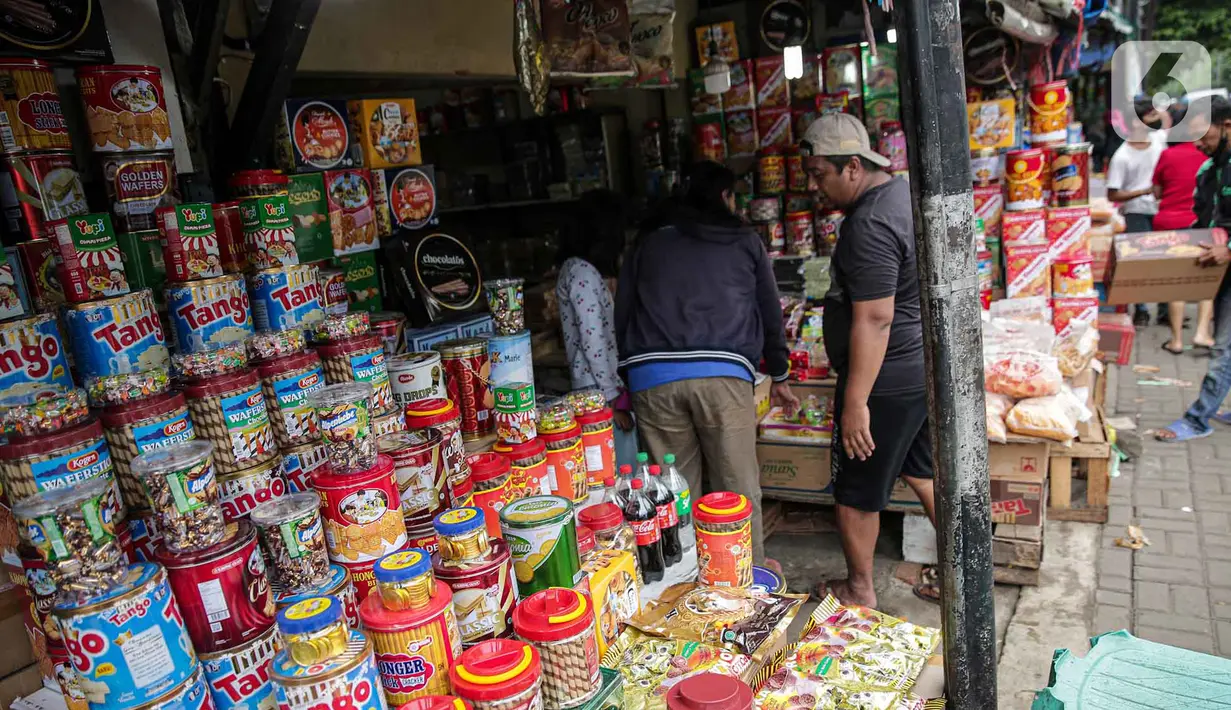 <p>Calon pembeli memilih kue kering dalam kemasan di lapak penjual kue musiman di Jalan Raya Bogor Km. 26, Jakarta, Sabtu (30/4/2022). Menurut pedagang penjualan kue kering kemasan di kawasan itu meningkat menjelang Lebaran. (Liputan6.com/Faizal Fanani)</p>