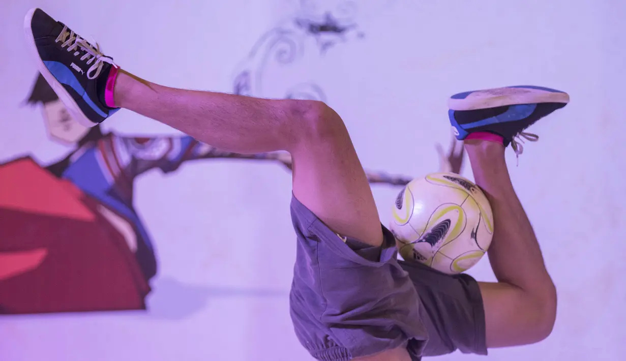Freestyler, Mathias Andriyadi memainkan bola dengan posisi tidur pada final Indonesia Freestyle Football Championship 2015 di Mall Pluit Village, Jakarta, Sabtu (14/11/2015). (Bola.com/Vitalis Yogi Trisna)