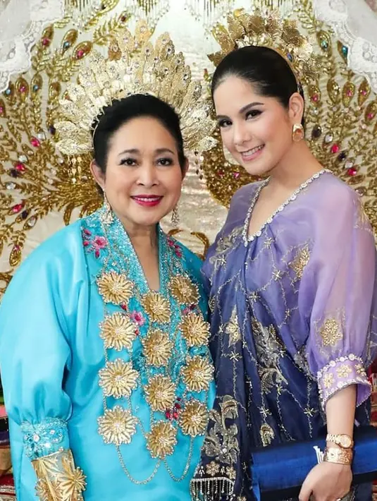 Ibu satu anak itu juga menunjukkan kedekatannya dengan Titiek Soeharto. Dalam momen tersebut, mantan istri Prabowo Subianto itu tampil tak kalah cantik dalam busana bernuansa biru terang. Di sini, Annisa juga mengucapkan selamat ultah kepada Titiek yang genap berusia 65 tahun. (Liputan6.com/IG/@annisayudhoyono)