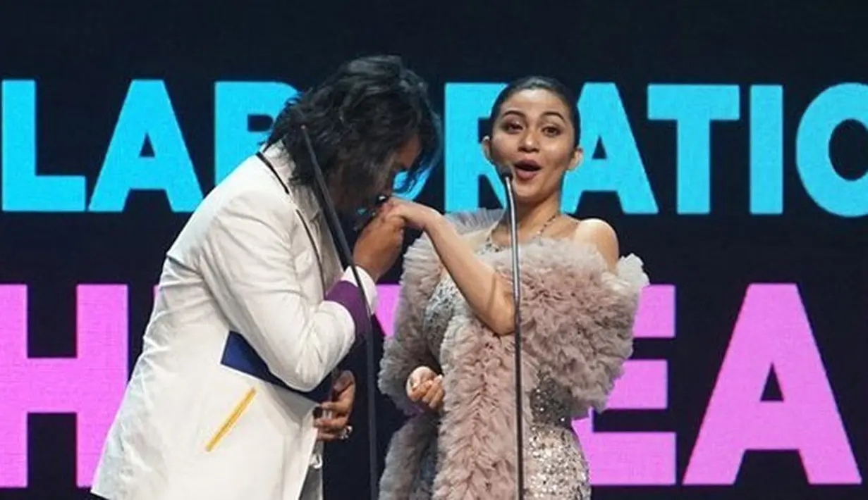Dodit Mulyanto lantas memegang tangan Ariel Tatum dan menciumnya untuk memastikan bau wangi. Melihat Dodit mencium tangan Ariel Tatum penonton teriak hingga tepuk tangan dan membuat riuh studio. (Instagram/@officialrcti 2020)