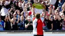 Kapten Feyenoord, Dirk Kuyt, mengangkat trofi usai memastikan diri sebagai jawara Eredivisie Liga Belanda 2016-2017 di laga melawan Heracles Almelo di Stadion De Kuip, Rotterdam, Minggu (14/5/2017).  Feyenoord menang 3-1. (EPA/Robin Van Lonkhuijsen)