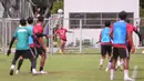 Pemain Bhayangkara FC, Radja Nainggolan, melepaskan tendangan sudut saat sesi latihan di Lapangan B Senayan, Jakarta, Jumat (12/1/2023). The Guardian menggaet pemain top dunia ini untuk menambah amunisinya dalam mengarungi BRI Liga 1. (Bola.com/M Iqbal Ichsan)