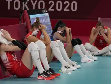 Para pemain Turki menutupi wajahnya setelah timnya kalah dari Korea Selatan dalam pertandingan perempat final bola voli putri di Olimpiade Musim Panas 2020 di Tokyo, Jepang, Rabu (4/8/2021). Turki kalah 2-3 (25-17, 17-25, 26-28, 25-18, 13-15) atas Korea Selatan. (AP Photo/Frank Augstein)