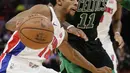 Pebasket Boston Celtics, Kyrie Irving, berusaha menghalau pebasket Detroit Pistons, Ish Smith, pada laga NBA di Little Caesars Arena, Senin (11/12/2017). Celtics menang 91-81 atas Pistons. (AP/Duane Burleson)