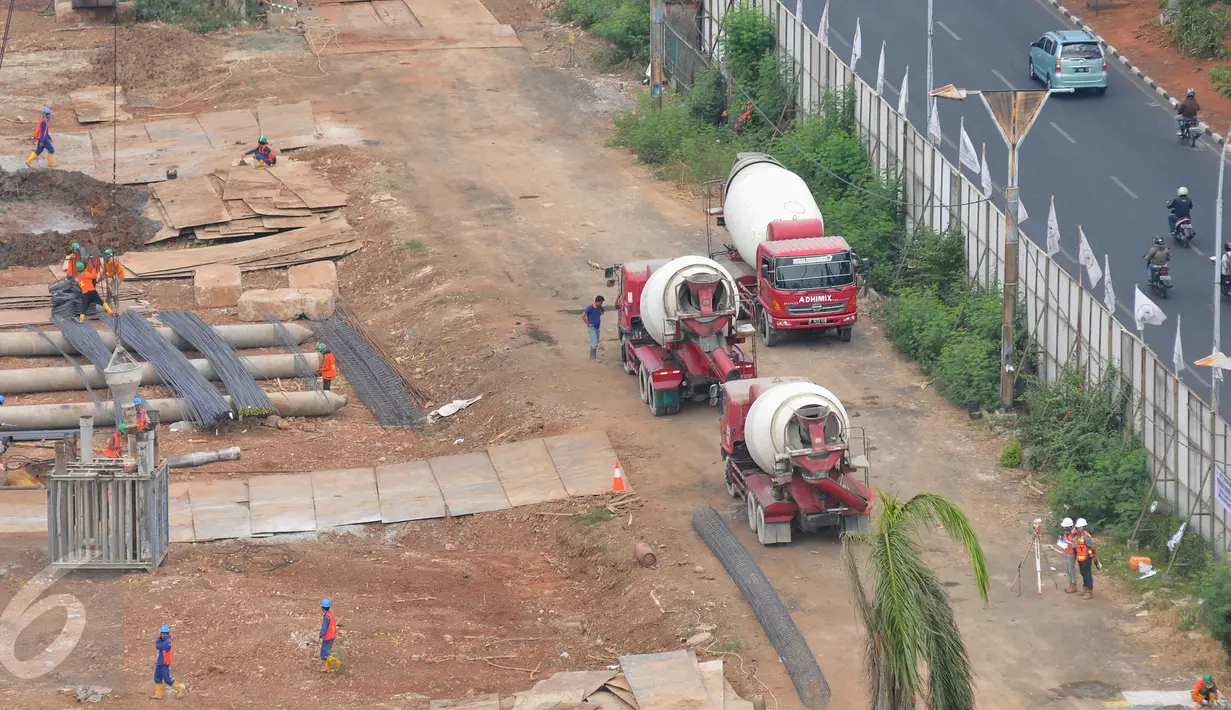 Suasana Aktifitas para pekerja saat melakukan perombakan kawasan Taman Ria Senayan, Jakarta (21/10/2015). Kawasan Taman Ria ini seluas 11 ha dan sudah sejak seminggu terakhir alat berat bekerja di kawasan ini.(Liputan6.com/Gempur M Surya)
