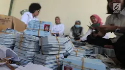 Tumpukan E-KTP yang akan dihancurkan dikumpulkan di Gundang Kemendagri, Bogor (30/5). Sekitar seratus PNS dilibatkan selama sepuluh hari untuk menghancurkan lebih dari 800 ribu E-KTP. (Merdeka.com/Arie Basuki)