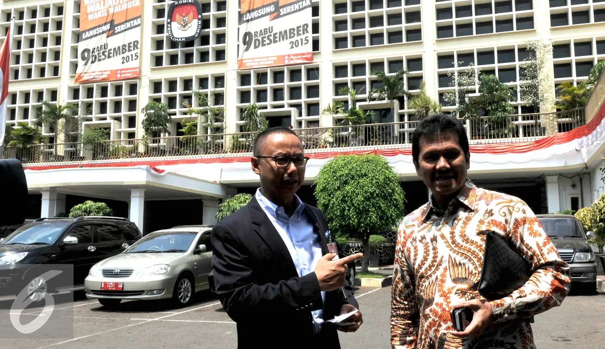 Sekjen Partai PAN, Eddy Soeparno (Kiri) dan Wakil Ketua Umum DPP PAN, Asman Abnur sambangi  Gedung KPU, Jakarta, Selasa (1/9/2015). Kedatangan mereka terkait penolakan KPU Surabaya atas calon Walikota yang mereka usung. (Liputan6.com/Johan Tallo)