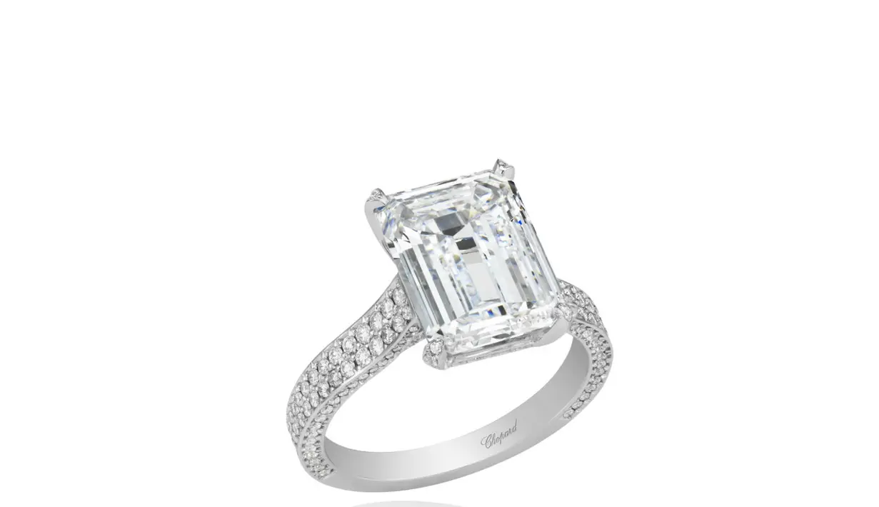 Ia juga mengenakan cincin berbahan emas putih 18 karat yang menampilkan berlian potongan zamrud 5,02 karat dan 0,60 karat berlian. [Dok. Chopard]