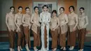 Aaliyah Massaid memiliki para bridesmaid good looking. Saat akad nikah, para bridesmaid pun tampil dibalut kebaya coklat muda dipadukan bawahan kain lilit batik. [@aaliyah.massaid]