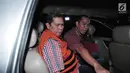 Ketua DPD Partai NasDem kota Brebes, Amir Mirza Hutagalung menaiki mobil bersiap meninggalkan gedung KPK, Jakarta, Rabu (30/8). Amir ditangkap petugas KPK terkait kasus hukum yang melibatkan Wali Kota Tegal Siti Masitha. (Liputan6.com/Helmi Afandi)