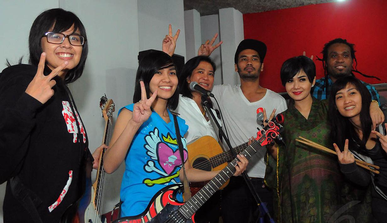 Sejumlah artis seperti Slank, Glenn Fredly, Tompi, Yuni Shara, Olga Lidia, Ian Antono, Oppie Andaresta, Mike Idol menggelar latihan terakhir di di Gang Potlot, Jakarta, Kamis (3/7/14). (Liputan6.com/Faisal R Syam)