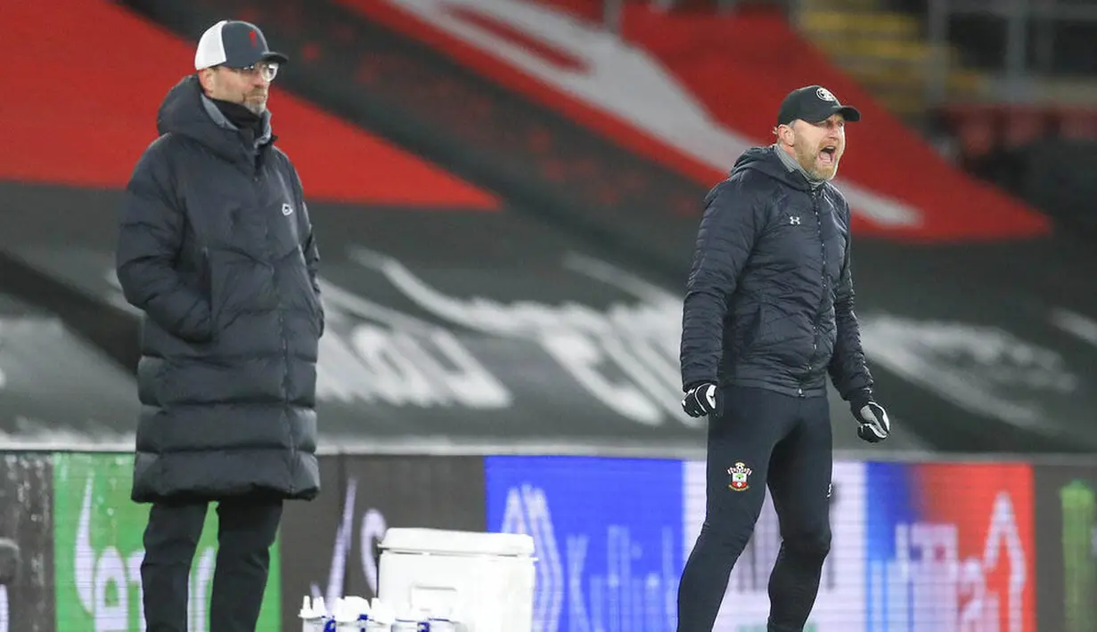 Pria asal Autria itu meneteskan air mata dan jatuh berlutut tepat setelah wasit meniup peluit panjang tanda akhir pertandingan. (AP Photo/Adam Davy,Pool)