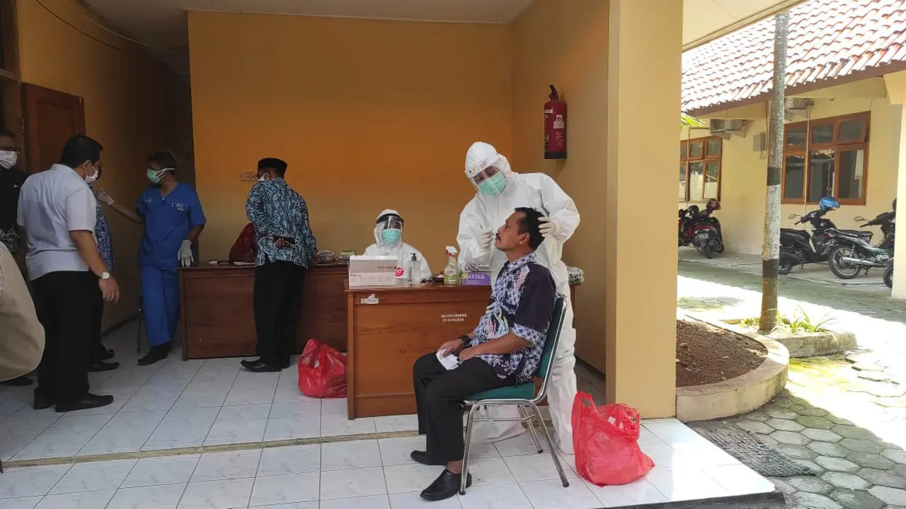 Sebanyak 48 anggota DPRD Grobogan menjalani rapid gen untuk mengetahui potensi penularan usai dua anggota DPRD positif Covid-19. (Foto: Liputan6.com/Felek Wahyu)