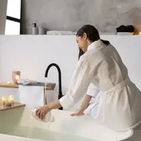 Tak perlu renovasi besar atau perlengkapan mahal, beberapa sentuhan sederhana bisa membuat kamar mandi terasa lebih nyaman dan menenangkan seperti suasana spa. (Foto/Dok: Magnific)