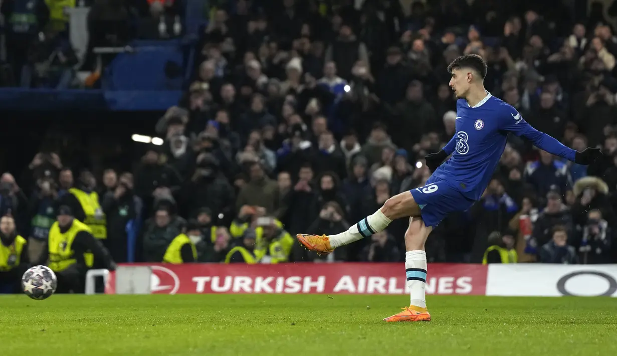 Penyerang Chelsea, Kai Havertz mencetak gol lewat titik penalti ke gawang Borussia Dortmund selama pertandingan babak 16 besar Liga Champions di Stamford Bridge, London, Rabu (8/3/2023).Chelsea menang atas Dortmund dengan skor 2-0 dan melaju ke perempatfinal dengan agregat 2-1. (AP Photo/Alastair Grant)