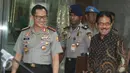 Kapolri Jenderal Pol Tito Karnavian (kiri) bersama Menteri Agraria dan Tata Ruang, Sofyan Djalil (kanan) meninggalkan lokasi usai memberikan keterangan di Mabes Polri, Jakarta, Jumat (17/3). (Liputan6.com/Helmi Afandi)