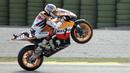 Aksi wheelie Nicky Hayden dari tim Repsol Honda di sesi latihan di Sirkuit Ricardo Tormo Race, GP Valencia, 2006. (AFP/Jose Jordan)