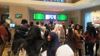 Ramainya pengunjung Cinema XXI Palembang Square (PS) Mall yang mengantri tiket film Joker (Liputan6.com / Nefri Inge)