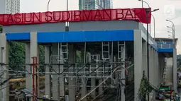 Suasana area pembangunan Stasiun Sudirman Baru di Kawasan Dukuh Atas, Jakarta, Rabu (22/11). Nantinya Stasiun Sudirman Baru akan terintegrasi dengan Stasiun Sudirman (untuk pengguna KRL) serta Bus Transjakarta, MRT dan LRT. (Liputan6.com/Faizal Fanani)