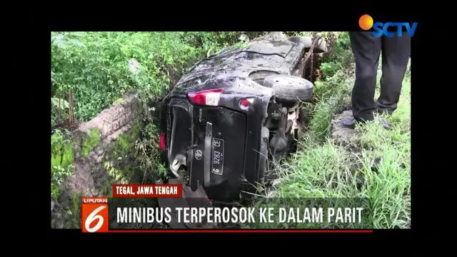 Minibus Avanza yang membawa peziarah terperosok ke dalam parit di Tegal, Jawa Tengah.