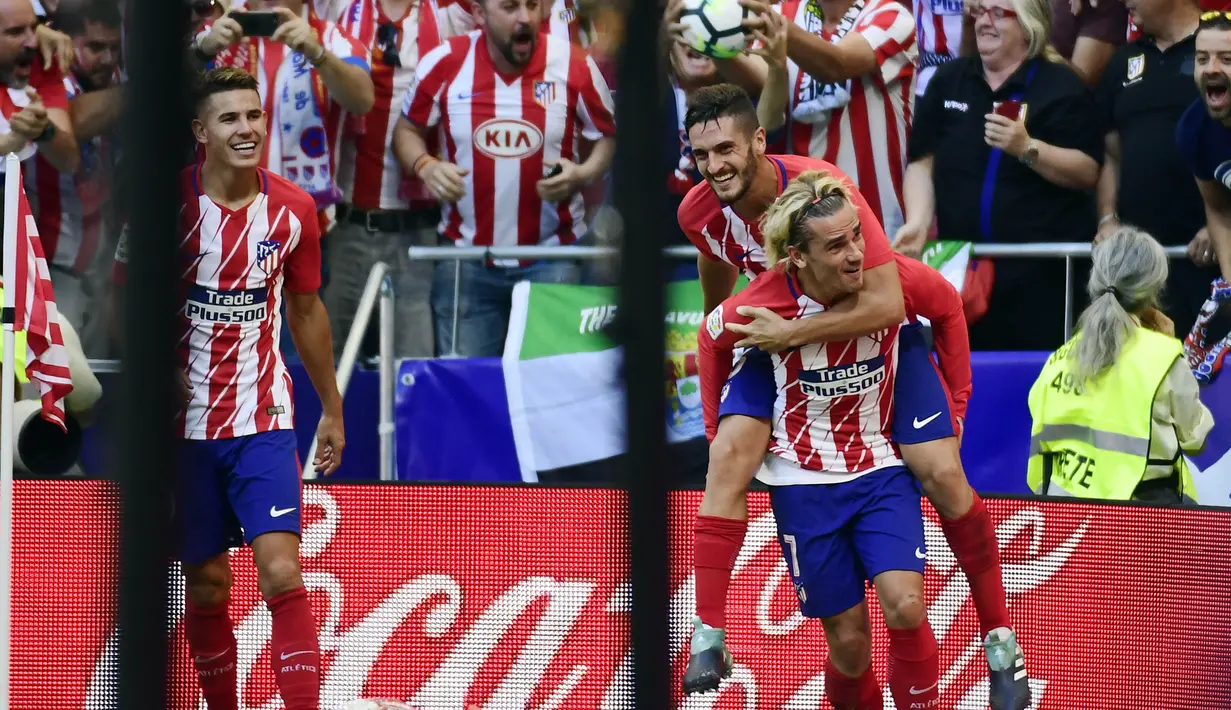 Striker Atletico Madrid, Antoine Griezmann, melakukan selebrasi usai mencetak gol ke gawang Sevilla pada laga La Liga Spanyol di Stadion Wanda Metropolitano, Sabtu (23/9/2017). Atletico Madrid menang 2-0 atas Sevilla. (AFP/Pierre-Philippe Marcou)