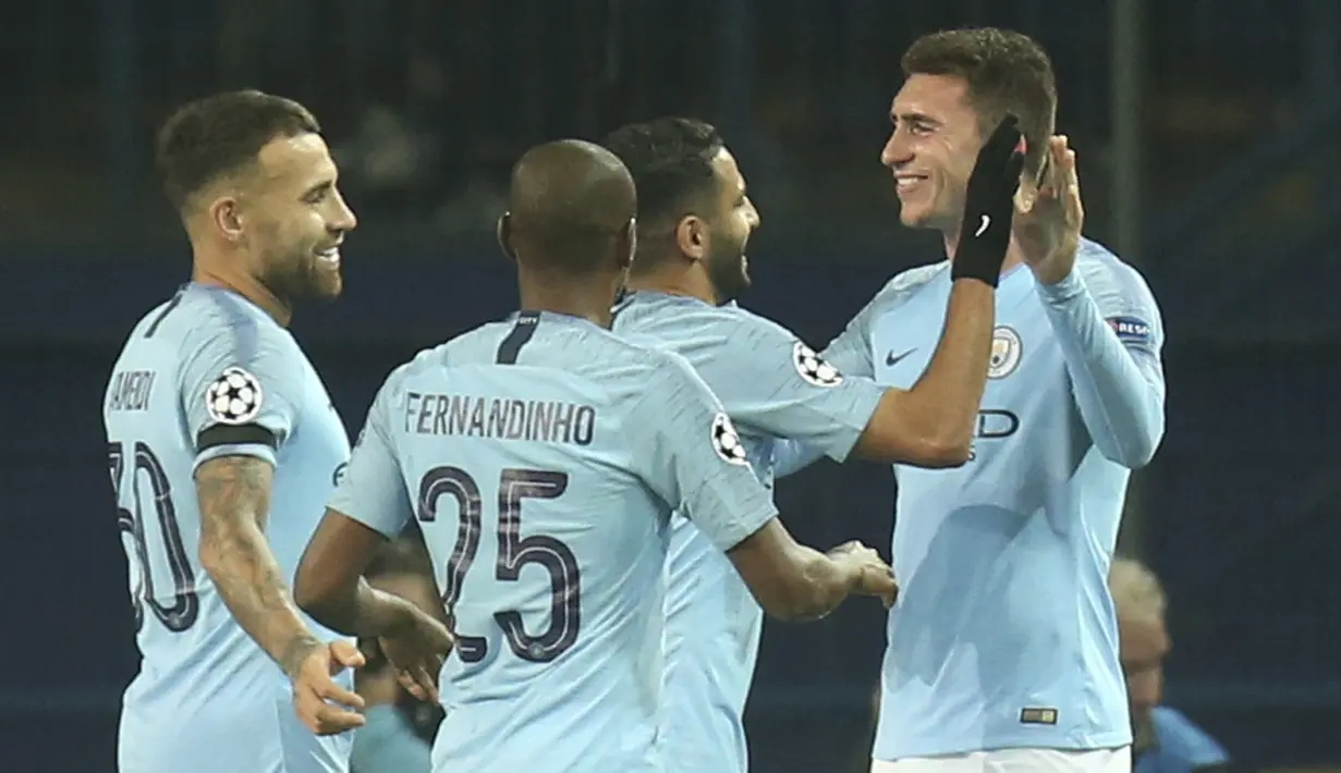Para pemain Manchester City merayakan gol yang dicetak oleh Aymeric Laporte ke gawang Shakhtar Donetsk pada laga Liga Champions di Stadion Metalist, Selasa (23/10/2018). Shakhtar Donetsk kalah 0-3 dari Manchester City. (AP/Efrem Lukatsky)