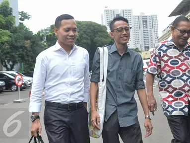 Ario Kiswinar (tengah) didampingi kuasa hukumnya tiba di Mapolda Metro Jaya, Jakarta, Jumat (14/10). Kiswinar memenuhi panggilan untuk menjalani pemeriksaan terkait laporan pencemaran nama baik yang diduga dilakukan Mario Teguh (Liputan6.com/Yoppy Renato)