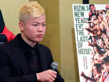 Kickboxer Jepang Tenshin Nasukawa mendengarkan pertanyaan awak media saat konferensi pers di Tokyo (29/12). Nasukawa akan melawan Floyd Mayweather Jr dalam pertandingan eksibisi tiga putaran di Jepang pada Malam Tahun Baru. (AP Photo/Eugene Hoshiko)