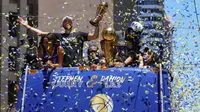 Pasukan Steve Kerr merayakan kesuksesan meraih titel juara NBA dengan parade, sampanye, dan es krim (Sumber: USA Today Sports)