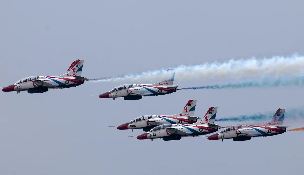 Atraksi aerobatik jet Angkatan Udara Pakistan dalam sesi latihan jelang parade militer menyambut Hari Republik Pakistan di Islamabad, Rabu (21/3). Pakistan akan merayakan Hari Republiknya pada 23 Maret 2018. (AP Photo/B.K. Bnagash)
