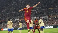 Striker AS Roma, Andrea Belotti, melakukan selebrasi saat mencetak gol keempat timnya ke gawang Servette dalam laga matchday kedua Liga Europa di Stadion Olimpico Roma, Jumat (6/10/2023) dini hari WIB. AS Roma menang 4-0 dalam pertandingan ini. (AP Photo/Alessandra Tarantino)