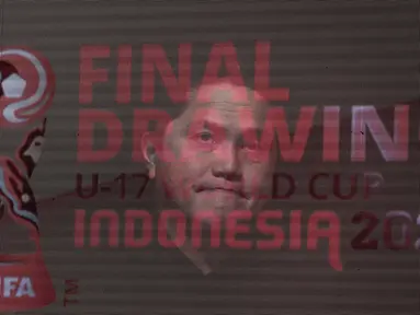 Foto multi eksposure dari ekspresi Ketua Umum PSSI, Erick Thohir, dan tampilan&nbsp;logo Final Drawing Piala Dunia U-17 2023 saat acara proses Drawing Piala Dunia U-17 2023 di Studio 2 Indosiar, Jakarta, Jumat (15/9/2023). (Bola.com/Bagaskara Lazuardi)
