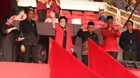 Ketua Umum (Ketum) PDIP Megawati Soekarnoputri mengingatkan memilih bakal capres PDIP Ganjar Pranowo pada Pemilihan Umum atau Pemilu 2024 yang akan terus berjuang bersama Presiden Joko Widodo (Jokowi). (Liputan6.com/Nanda Perdana Putra)