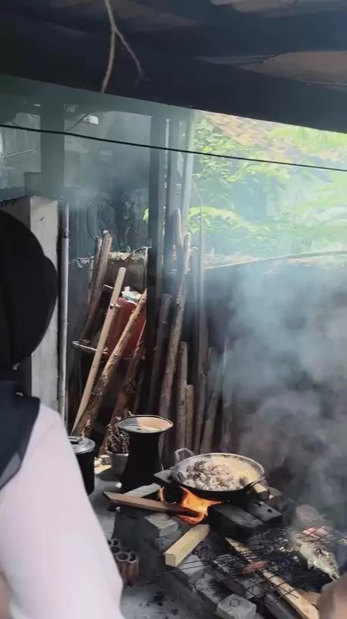 5 Potret Dapur di Rumah Masa Kecil Atta Halilintar, Sangat Sederhana Masak Masih Pakai Tungku dan Kayu Bakar