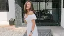 <p>Mini dress off shoulder bewarna putih yang dipadukan dengan sneakers warna senada membuat bodi langsing Caitlin Halderman makin menawan. (Instagram/caitlin halderman)</p>