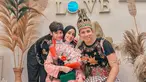 Fairuz A Rafi mendapat kejutan ultah unik tengah malam. Saat cosplay jadi Gatot Kaca, Sonny Septian mengaku tak mengerti kenapa bisa terpikir ide tersebut. Yang terpenting adalah membuat istrinya bahagia di hari istimewa. King Faaz juga tampak memakai kostum karakter wayang, meski tak selengkap sang ayah. (Liputan6.com/IG/@sonnyseptian)