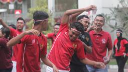 Para pemain Timnas U-19 Indonesia mengikuti lomba memindahkan air menyambut HUT RI ke-72 di Yogyakarta, (17/8/2017). Yogyakarta menjadi pilihan Timnas U-19 untuk melakukan TC. (Bola.com/Ronald Seger)