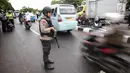Anggota Brimob bersenjata lengkap mengawal Operasi Zebra Jaya di jalan Letjen Suprapto, Jakarta, Selasa (7/11). Jenis pelanggaran motor yang banyak dilakukan oleh pengendara adalah melawan arus dengan jumlah 7.393. (Liputan6.com/Faizal Fanani)