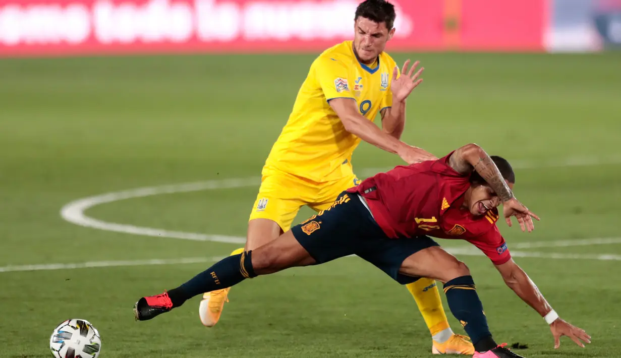 Gelandang timnas Spanyol, Thiago Alcantara berebut bola dengan Roman Yaremchuk dari Ukraina pada laga Grup 4 Liga A, UEFA Nations League 2020/2021 di Estadio Alfredo Di Stefano, Senin (7/9/2020) dini hari. Spanyol menang empat gol tanpa balas atas Ukraina. (AP Photo/Bernat Armangue)