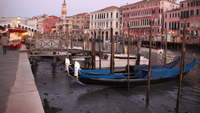 kanal-kanal di kota Venesia mengering akibat anomali cuaca - AFP
