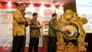 Mendag Thomas Lembong memukul gong sebagai tanda peluncuran ASEAN Economic Community (AEC) Center di Kemendag, Jakarta, Senin (28/9/2015). AEC Center dibentuk untuk edukasi publik tentang perkembangan dan peluang MEA. (Liputan6.com/Faizal Fanani)