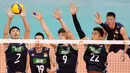 Pevoli China, Yu Y.C,Zhang G.H,Li Y.Z,Zhang J.Y, berusaha menahan bola saat melawan Brasil pada laga Volleyball Nations League 2022 di Brasil, Minggu (12/6/2022). (AP/Eraldo Peres)