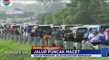 Walau sudah diterapkan sistem satu arah menuju kawasan Puncak, antrean kendaraan bahkan mencapai belasan kilometer.