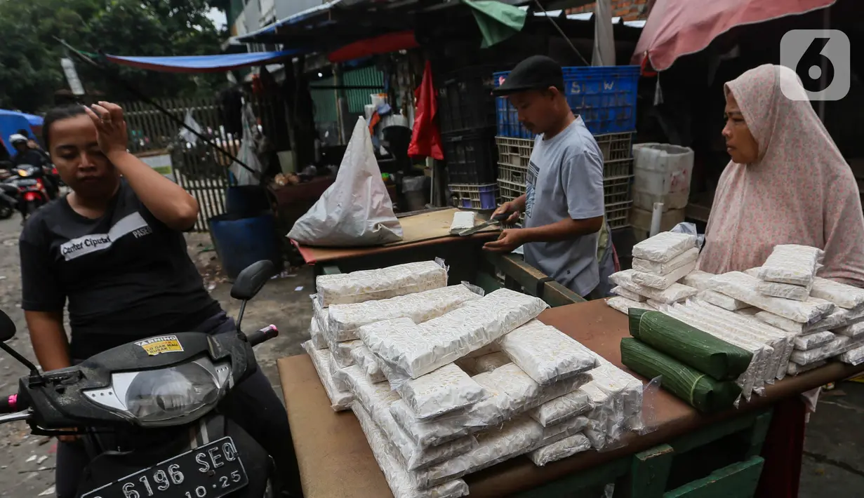 Warga membeli kebutuhan pangan di Pasar Kebayoran Lama, Jakarta, Rabu (21/2/2024). (Liputan6.com/Angga Yuniar)