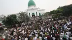 Ribuan pelayat mengantarkan jenazah tokoh PBNU KH Hasyim Muzadi ke pemakaman di Pondok Pesantren Al Hikam, Beji, Depok, Kamis (16/3). Jenazah KH Hasyim Muzadi dimakamkan secara militer dengan iringan lantunan tahlil. (Liputan6.com/Immanuel Antonius)