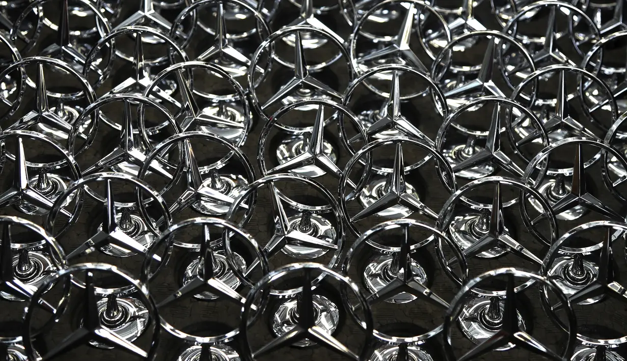 Lambang mobil Mercedes-Benz siap dipasang pada model S-class di pabrik Mercedes, Sindelfingen, Jerman, Kamis (30/4/2020). Mulai 27 April 2020, Mercedes-Benz kembali membuka jalur produksi yang sebelumnya ditutup karena pandemi virus corona COVID-19. (AP Photo/Matthias Schrader)