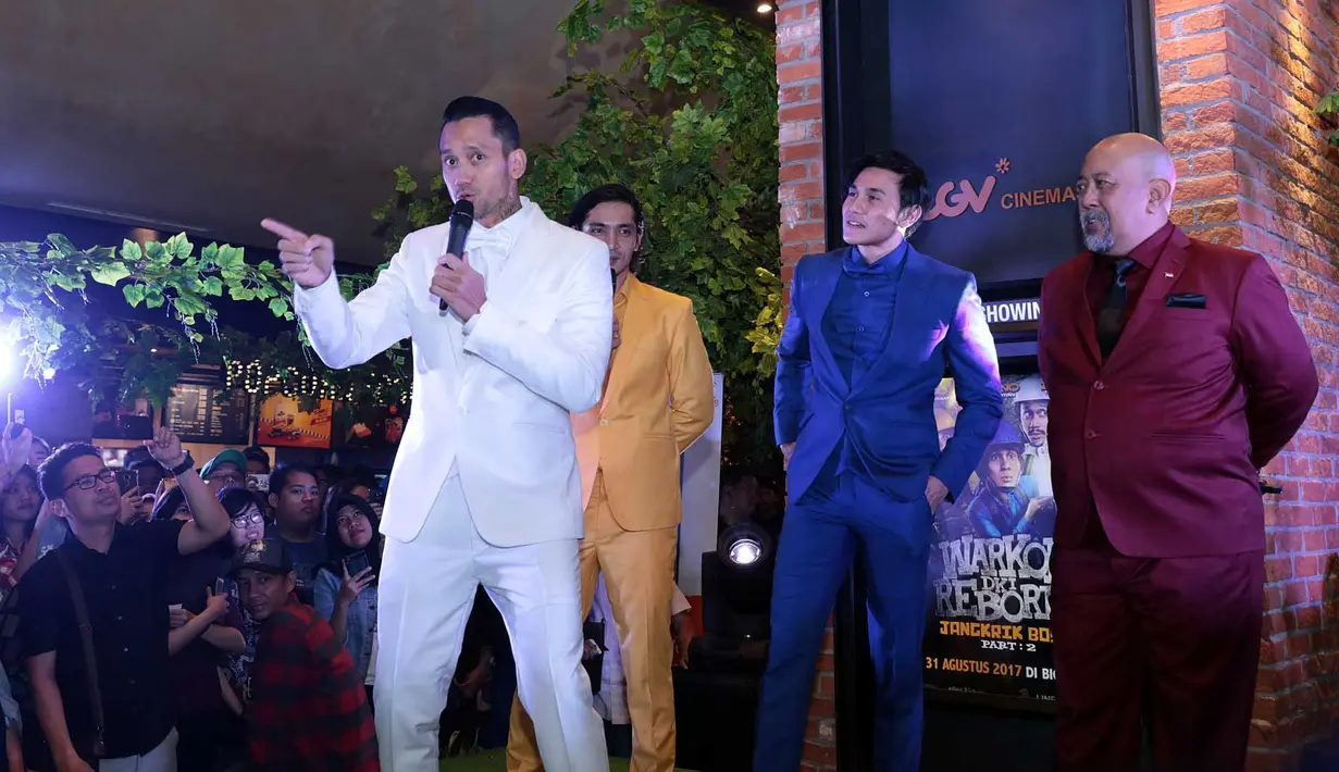 Suasana yang pecah disajikan oleh para pemain film tersebut. Tora Sudiro, Abimana, dan Vino G. Bastian berhasil membuat para pengunjung terhibur karena ulah yang dibuatnya malam itu. (Deki Prayoga/Bintang.com)